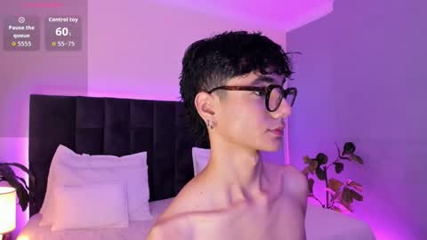 Snapshot of phillicious_ chatting on 11-03-25, 09:16 Phillip online show from 11-03-25, 09:16