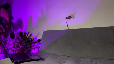 Snapshot of phillip_brownn chatting on 05-13-26, 02:31 PHILLIP online show from 05-13-26, 02:31