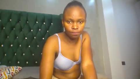 Snapshot of phoebe015 chatting on 02-14-26, 07:43 phoebe online show from 02-14-26, 07:43