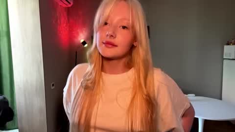 Snapshot of phungegland chatting on 06-23-26, 10:02 Hello guys My name is Angel Make yourself comfortable and lets have some fun online show from 06-23-26, 10:02