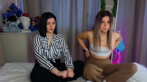 Snapshot of phyllisheart chatting on 12-24-24, 08:11 Lora black and Lili blonde welcome you here online show from 12-24-24, 08:11