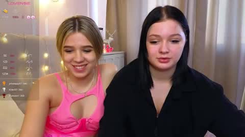 Snapshot of phyllisheart chatting on 03-09-25, 02:32 Lora black and Lili blonde welcome you here online show from 03-09-25, 02:32
