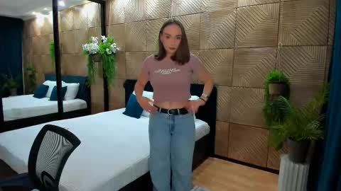 Emelie online show from 09-18-25, 07:38