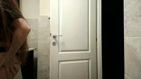 Snapshot of pieceofmoon chatting on 12-22-25, 08:28 Moonie online show from 12-22-25, 08:28