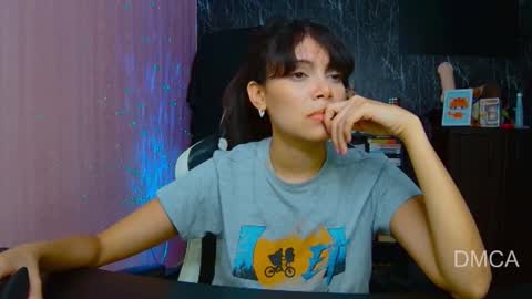 Snapshot of piixiie_d_oll chatting on 10-23-25, 02:44 Andrea G online show from 10-23-25, 02:44