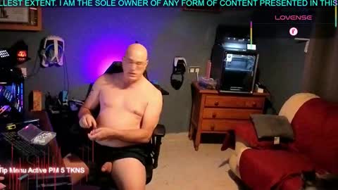 Snapshot of pilot_dave_69 chatting on 10-05-25, 06:23 Dave online show from 10-05-25, 06:23