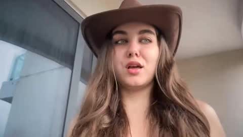 Snapshot of pingsonnenburg chatting on 12-16-25, 02:16 Susie online show from 12-16-25, 02:16