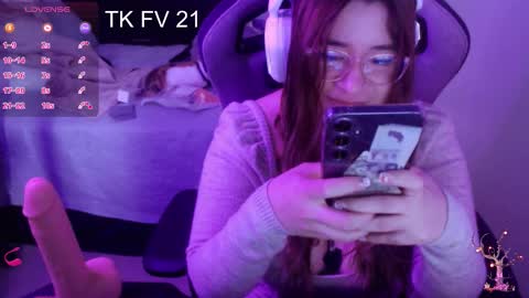 Snapshot of pink_girl0n chatting on 01-06-26, 06:00 Kitty online show from 01-06-26, 06:00