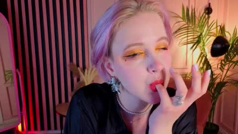 Snapshot of pink_pantsu chatting on 11-22-25, 06:12 Luna online show from 11-22-25, 06:12