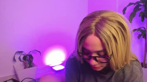 Snapshot of pink_quarz chatting on 02-28-26, 02:01 KELLY online show from 02-28-26, 02:01