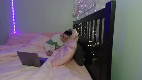 pink_tv online show from 11-11-25, 04:01