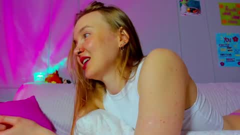 Snapshot of pinkk_lemonade chatting on 05-16-26, 12:07 Mila online show from 05-16-26, 12:07