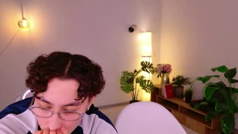 Li long hair and Rude short hair online show from 04-10-26, 08:57