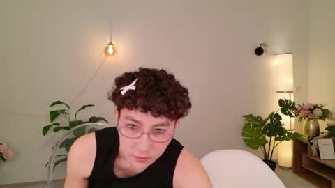 Li long hair and Rude short hair online show from 04-16-26, 09:39
