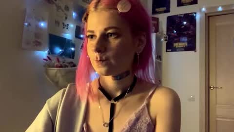 Snapshot of pinkvampire chatting on 09-17-25, 04:19 Sara online show from 09-17-25, 04:19