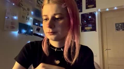 Snapshot of pinkvampire chatting on 10-05-25, 06:17 Sara online show from 10-05-25, 06:17