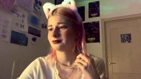 Snapshot of pinkvampire chatting on 10-08-25, 08:28 Sara online show from 10-08-25, 08:28