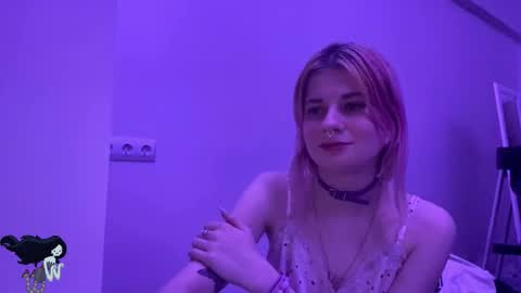 Snapshot of pinkvampire chatting on 10-31-25, 07:59 Sara online show from 10-31-25, 07:59