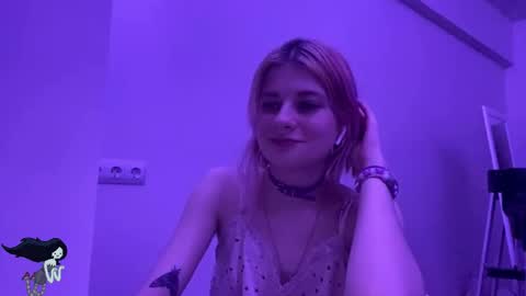 Snapshot of pinkvampire chatting on 11-04-25, 07:57 Sara online show from 11-04-25, 07:57