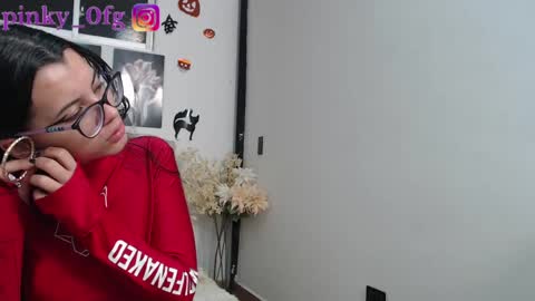 Snapshot of pinky_f00x chatting on 10-11-25, 12:21 pinky_f00x online show from 10-11-25, 12:21