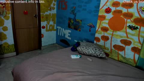 Snapshot of pipeshowtime chatting on 12-10-24, 04:49 VALENTINA y PIPE online show from 12-10-24, 04:49