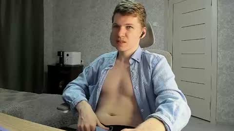 Snapshot of pirremeow chatting on 06-19-26, 11:52 Pierre online show from 06-19-26, 11:52
