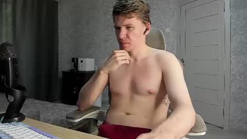 Snapshot of pirremeow chatting on 07-12-26, 08:05 Pierre online show from 07-12-26, 08:05
