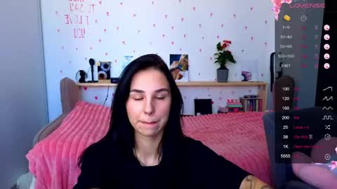 Snapshot of pixie_molly chatting on 04-29-26, 04:05 Molly online show from 04-29-26, 04:05