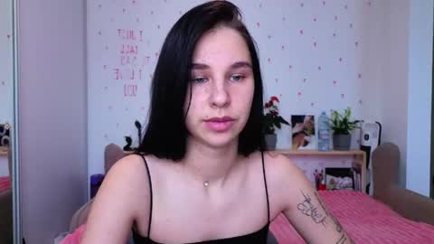 Snapshot of pixie_molly chatting on 05-25-26, 06:19 Molly online show from 05-25-26, 06:19