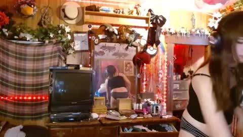 Snapshot of pixinun chatting on 12-03-24, 07:11 Izzy online show from 12-03-24, 07:11