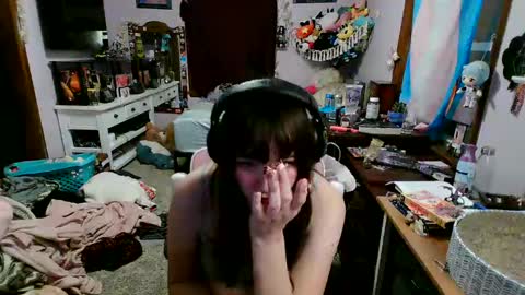 Snapshot of pixinun chatting on 01-09-25, 02:01 Izzy online show from 01-09-25, 02:01