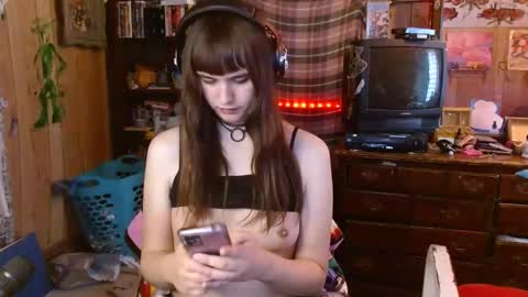 Snapshot of pixinun chatting on 01-18-25, 07:58 Izzy online show from 01-18-25, 07:58