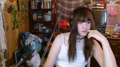 Snapshot of pixinun chatting on 02-24-25, 07:52 Izzy online show from 02-24-25, 07:52