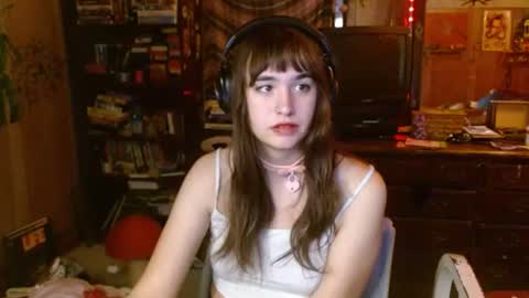 Snapshot of pixinun chatting on 10-11-25, 08:29 Izzy online show from 10-11-25, 08:29