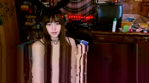 Snapshot of pixinun chatting on 11-10-25, 05:01 Izzy online show from 11-10-25, 05:01