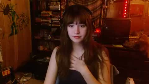 Snapshot of pixinun chatting on 12-01-25, 12:48 Izzy online show from 12-01-25, 12:48