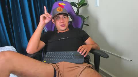 Snapshot of playboy_felipe chatting on 05-26-26, 01:40 Felipe online show from 05-26-26, 01:40