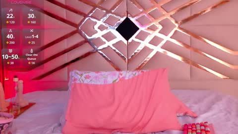 Snapshot of playfulcurvymommy chatting on 10-07-25, 09:12 Scarlett online show from 10-07-25, 09:12