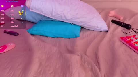 Snapshot of playfulcurvymommy chatting on 10-08-25, 09:01 Scarlett online show from 10-08-25, 09:01