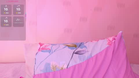 Snapshot of playfulcurvymommy chatting on 11-06-25, 09:05 Scarlett online show from 11-06-25, 09:05