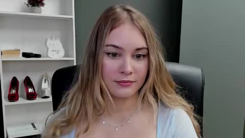 Snapshot of playgirl_valeria chatting on 01-06-26, 02:43 Valeria online show from 01-06-26, 02:43