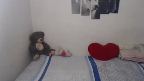 Snapshot of pocahontas_princess__ chatting on 03-25-26, 06:36 Pocahontas online show from 03-25-26, 06:36