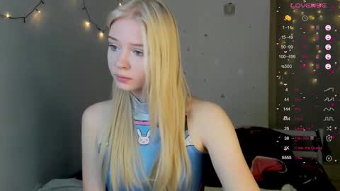 Snapshot of pocet_barbie chatting on 09-30-25, 06:51 Mary online show from 09-30-25, 06:51