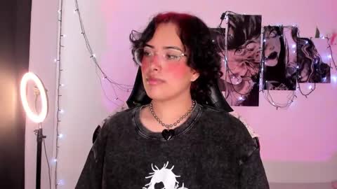 Snapshot of poison_willow chatting on 09-09-25, 04:06 Willow Hours 12pm to 630pm Colombian time FRIDAY AND SUNDAY FREE DAYS online show from 09-09-25, 04:06