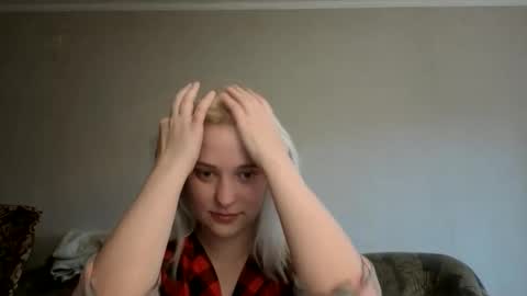 Snapshot of poisondark chatting on 12-17-25, 10:54 poisondark online show from 12-17-25, 10:54