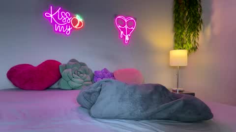 Snapshot of poisonedpeach chatting on 11-06-25, 02:01 Jenna online show from 11-06-25, 02:01