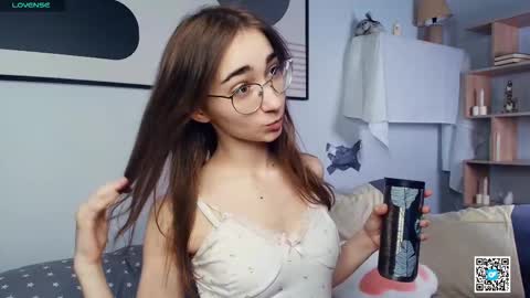 Snapshot of polly_bee chatting on 10-26-25, 07:25 Polly online show from 10-26-25, 07:25