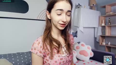 Snapshot of polly_bee chatting on 10-27-25, 07:34 Polly online show from 10-27-25, 07:34