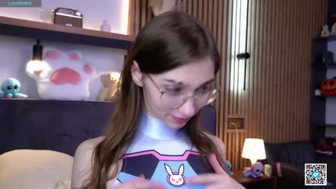 Snapshot of polly_bee chatting on 11-13-25, 07:29 Polly online show from 11-13-25, 07:29