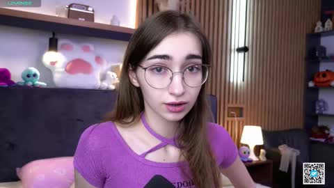 Snapshot of polly_bee chatting on 11-14-25, 07:29 Polly online show from 11-14-25, 07:29